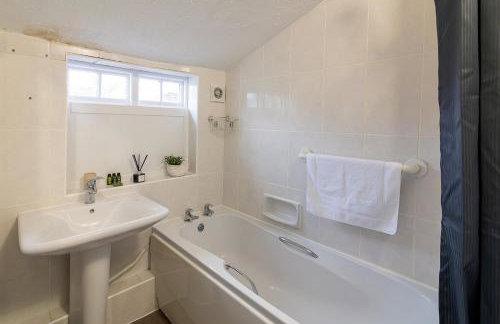 8 Bedroom House in Barwell Sleeps 15 with Parking - Foto 6