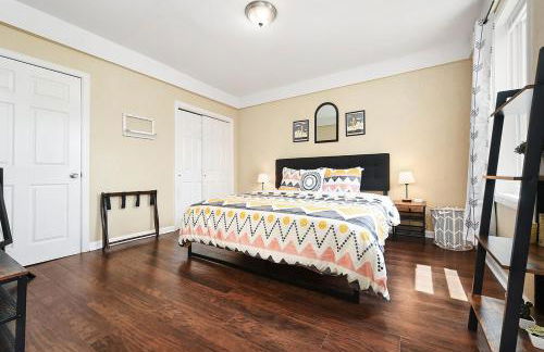 HostWise Stays - Block to AGH - King Bed, Free Off Street Parking - Foto 11