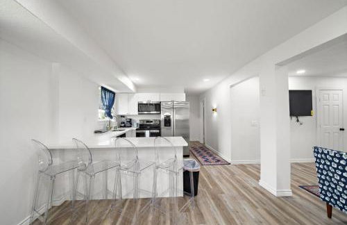 Beach Escape Close to Attractions and the Shore - Photo 8