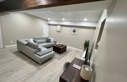 Modern Basement Retreat 2BR King suite - Foto 16