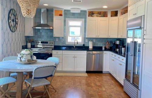 Nautical Endeavors Beach House Steps from Surf - Foto 13