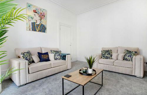 Spacious & Modern Oasis, 4-Bed House, Sleeps 7 - Foto 1