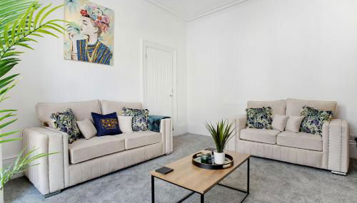 Spacious & Modern Oasis, 4-Bed House, Sleeps 7 - Foto 1