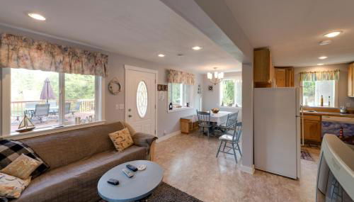 Herron Island Cabin with Deck Walk to Beach! - Foto 5