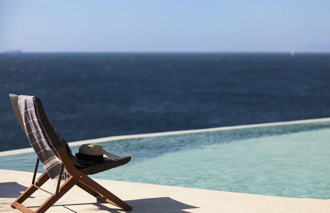 Waterfront Villa With Private Pool - Photo 27