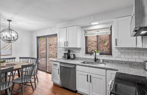 Stylish and Accessible Six Bedroom Home in Wexford/Pittsburg With Kids Amenities - Foto 10