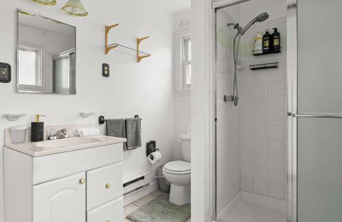 Charming 4BR Retreat in Arlington Sleeps 12 NearDC - Foto 13