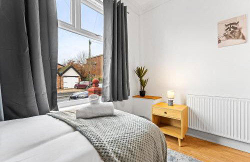 Comfortable 4 Bed Home - Free Parking & Fast WiFi - Foto 30