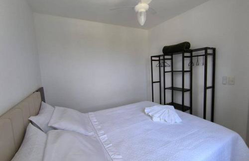 Apto Inteiro - Com roupa de cama e banho - Elevador - Garagem - Wi-fi - Vista Mar de todas as janelas e varanda - Foto 13