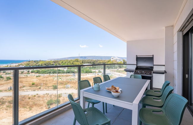 Stylish Seaside Escape with Balcony by Sea N' Rent - Foto 1