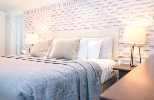 StylishAptWtrGrdnOppLake&Prk&Yrd - Foto 9