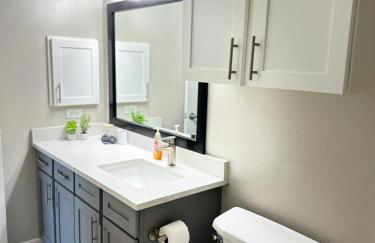 Comfortable 2BR Getaway Close to The Woodlands - Foto 13