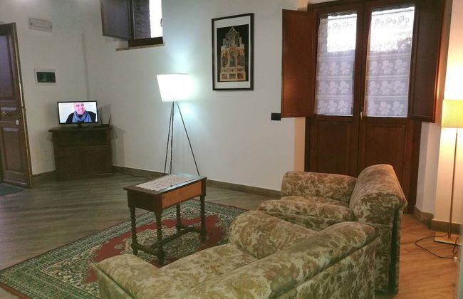 Portion of a Farmhouse With 30 Beds - 4 Apartments and 2 Rooms - Foto 46