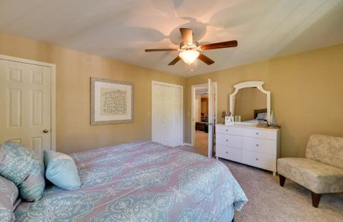 Lakefront Gilbertville Haven with Private Boat Dock! - Foto 20