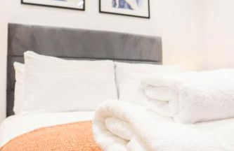 The Rye Retreat - 1BR Modern Design with Smart TV & Secure Underground Parking in Central High Wycombe HP13, Sleeps 3 - Foto 14