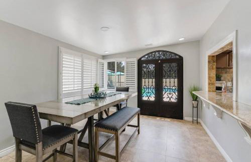 Spacious 4BR w/ Pool, Spa, Mini Golf & Game Lounge - Foto 10