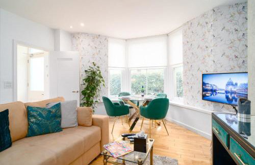 Oakfield Premier Apartments-High Speed WiFi-Smart SelfCheckIn-Central Cardiff Gem - Photo 2