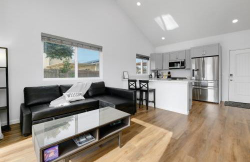 Bright Spacious Modern Getaway - Photo 5