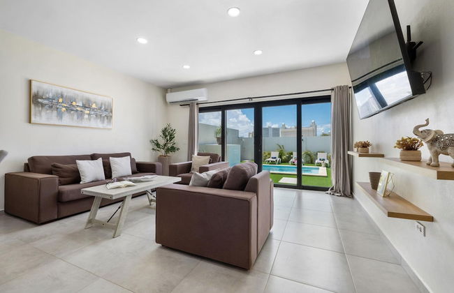 Brand NEW 3BR w Private Pool Walk to Palm Beach - Photo 20