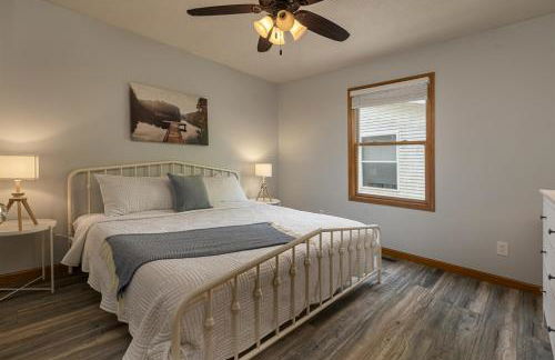 Upscale Lakefront Home w Dock & Kayaks - Photo 23