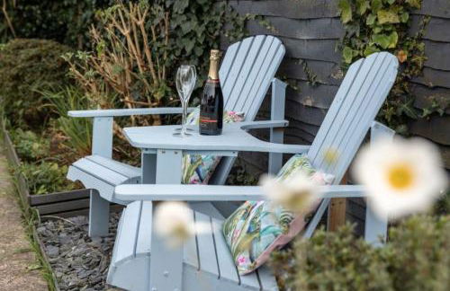 Stylish 2 bed pet-friendly coastal retreat - Foto 20