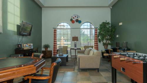 10 miles to Disney World, 2 pools, fitness room, WiFi, balcony, washer, dryer, kitchen - Photo 5