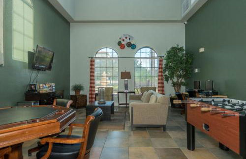 10 miles to Disney World, 2 pools, fitness room, WiFi, balcony, washer, dryer, kitchen - Foto 6