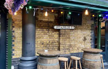 Boutique Brick Lane 2-Bed, Colourful City Vibes - Foto 55