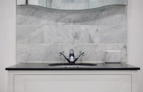 Extravagant 6 Bed Victorian Townhouse with Hot Tub - Photo 27