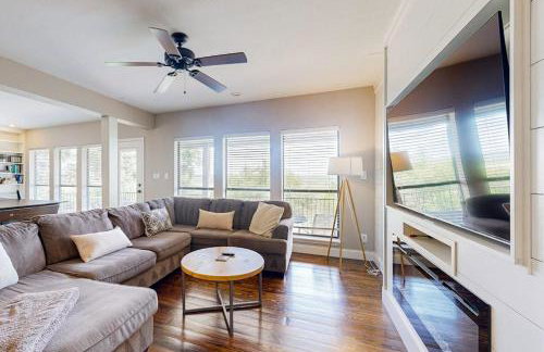 Spacious Lakefront Hideaway with Decks, Grill, Billiards, Tennis & Pool - Foto 5