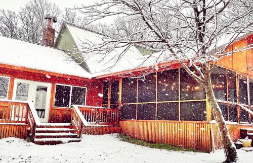 Blufftop Cabin Retreat Hot Tub and Fall Views! - Foto 4