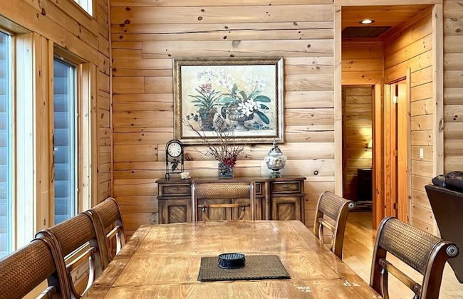 A true log cabin with 360 degree mountain views - Pet and Motorcycle friendly! 5 Bedroom Cabin by RedAwning - Foto 21