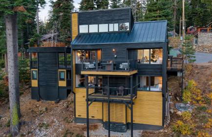 Lake View, Firepit, Game Room Remodeled Lake Tahoe Luxury Cabin by Avantstay - Foto 88