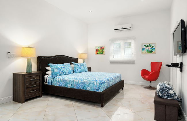 Modern, Stunning & Bright Central Beach Villa - Photo 3