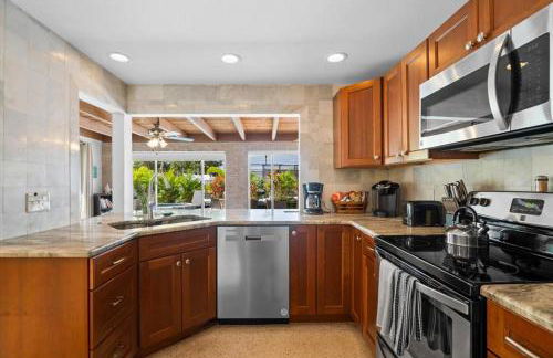 Private Village Home with Heated pool & spa with private front courtyard - Photo 7