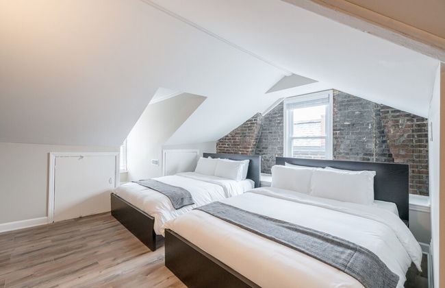 Designer Townhome 2 of 3 Left Side - JZ Vacation Rentals - Photo 5