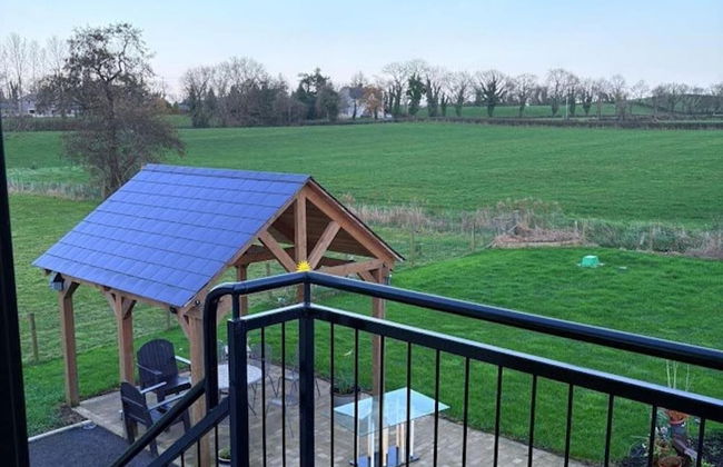 Lisburn - 1 Bedroom - Sleeps 2 - Street Parking - Photo 11