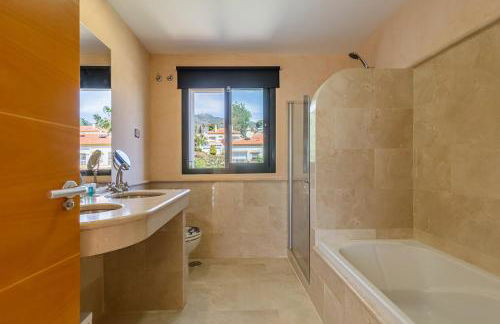 Tranquil 2 bed villa with private pool + sea view! - Foto 9