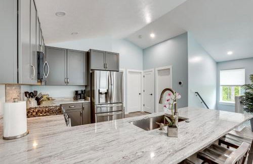 Pet Friendly Higgins Lake Home Firepit and Yard - Foto 9