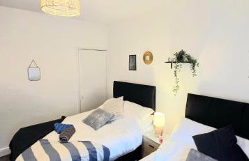 Elegant 3BR Family-Friendly - Sleeps 5 - Fast WiFi -Parking - Netflix - Photo 11