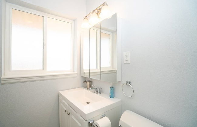 The Meadowlark Manor Spacious Backyard & Hot Tub - Photo 24