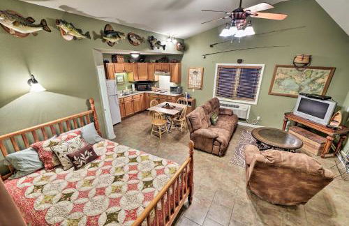 Guntersville Lake Home with Deck and Covered Boat Slip - Foto 11