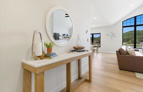 Modern Lakefront Escape | The Twelve - Foto 43