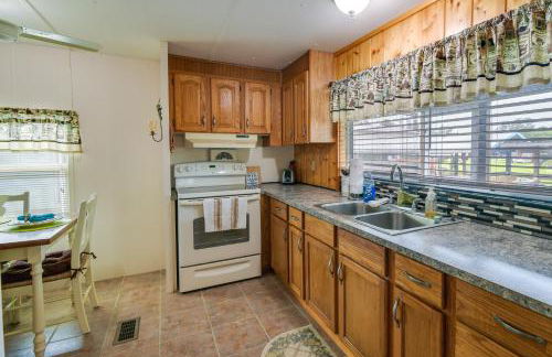 Satsuma Home with Fire Pit and Dunns Creek Access! - Foto 7