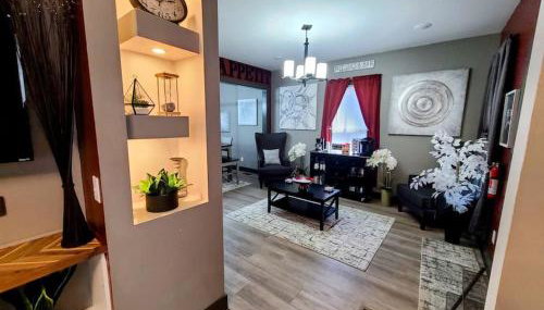 King Bed In Main Floor - Downtown Vacation Rental - Foto 3