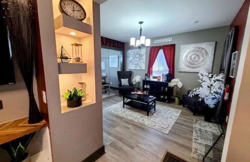 King Bed In Main Floor - Downtown Vacation Rental - Foto 3