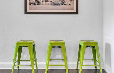 New-The Mod Poppy Large home 10 minutes from it all - Photo 17