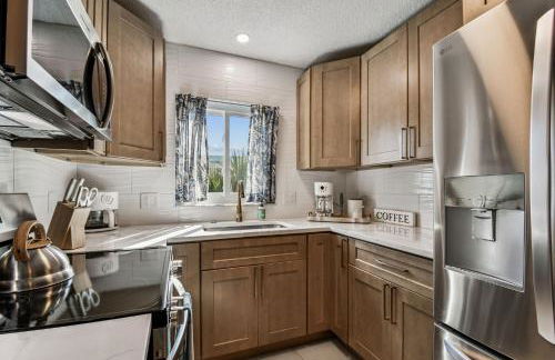 Luxury Home with Hot Tub & Outdoor Oasis blocks from the Beach - Foto 29