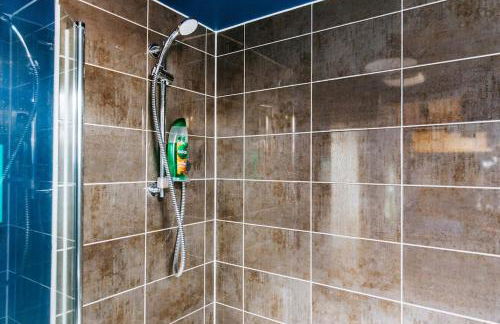 Mansell Road - Trendy Loft with Free Parking - Foto 18