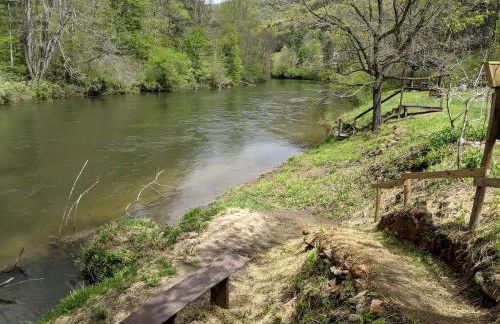 Rustic Cabin Rental near Asheville Perfect for a Weekend Getaway on Tuckasegee River - Foto 13